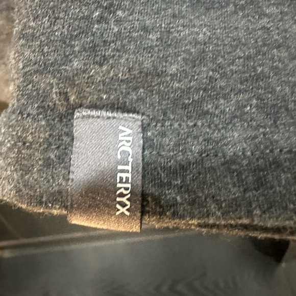 Arc'teryx Charcoal Long Sleeve Men's Tee - Picture 4 of 11